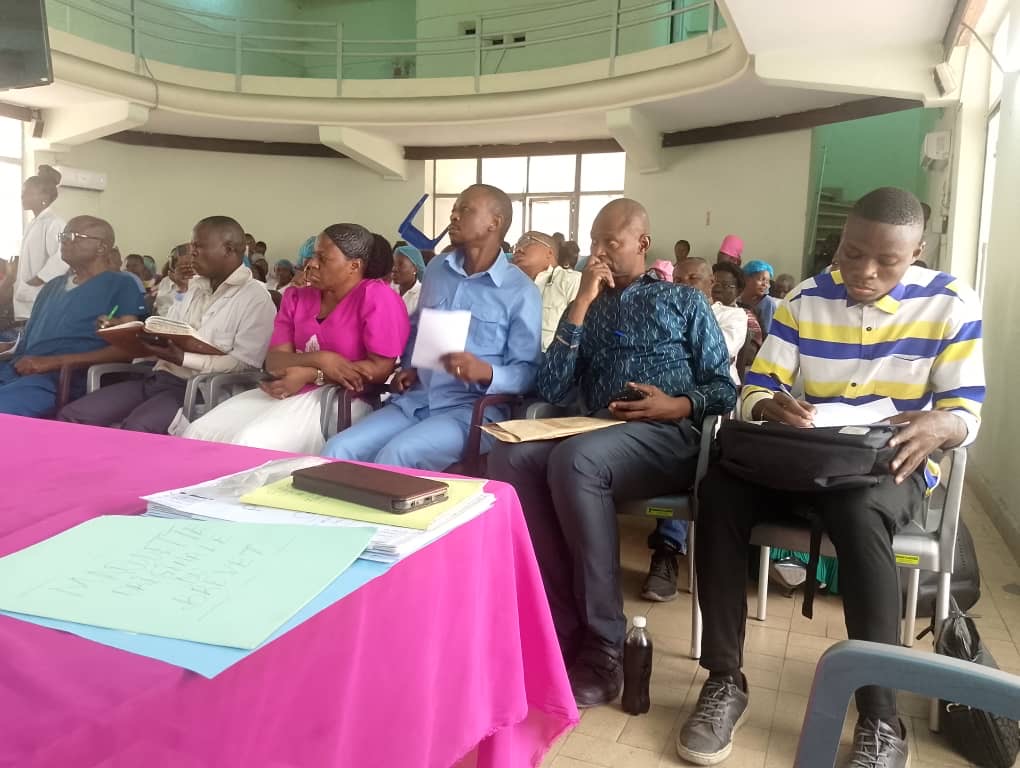 acprdcongo's tweet photo. #RDC : un appel d’adhésion à la Société congolaise des Sciences infirmières (#SOCSI) a été lancé aux infirmiers de la République démocratique du Congo, lors d'une matinée scientifique axée sur "Le Conseil élargi de nursing", organisée mercredi au Centre hospitalier universitaire de renaissance (CHUR) à #Kinshasa.

"La SOCSI lance un appel à tous les infirmiers, enseignants, chercheurs, étudiants et cadres de santé à adhérer massivement à cette dynamique scientifique, parce qu’ensemble nous pouvons construire une profession plus crédible, plus influente et davantage au service de la population", a déclaré Jacques Dikasa, président de la SOCSI.

La SOCSI, a-t-il expliqué, est une structure savante dont la vision est de promouvoir une profession infirmière forte, autonome et fondée sur les données probantes. 
Sa mission est de contribuer à la professionnalisation des infirmiers par la recherche scientifique, la formation continue, le développement des pratiques professionnelles et le rapprochement entre le monde académique et la pratique clinique.

Découvrez d’autres informations sur notre site Web : https://t.co/tGEWJ2Bgzn