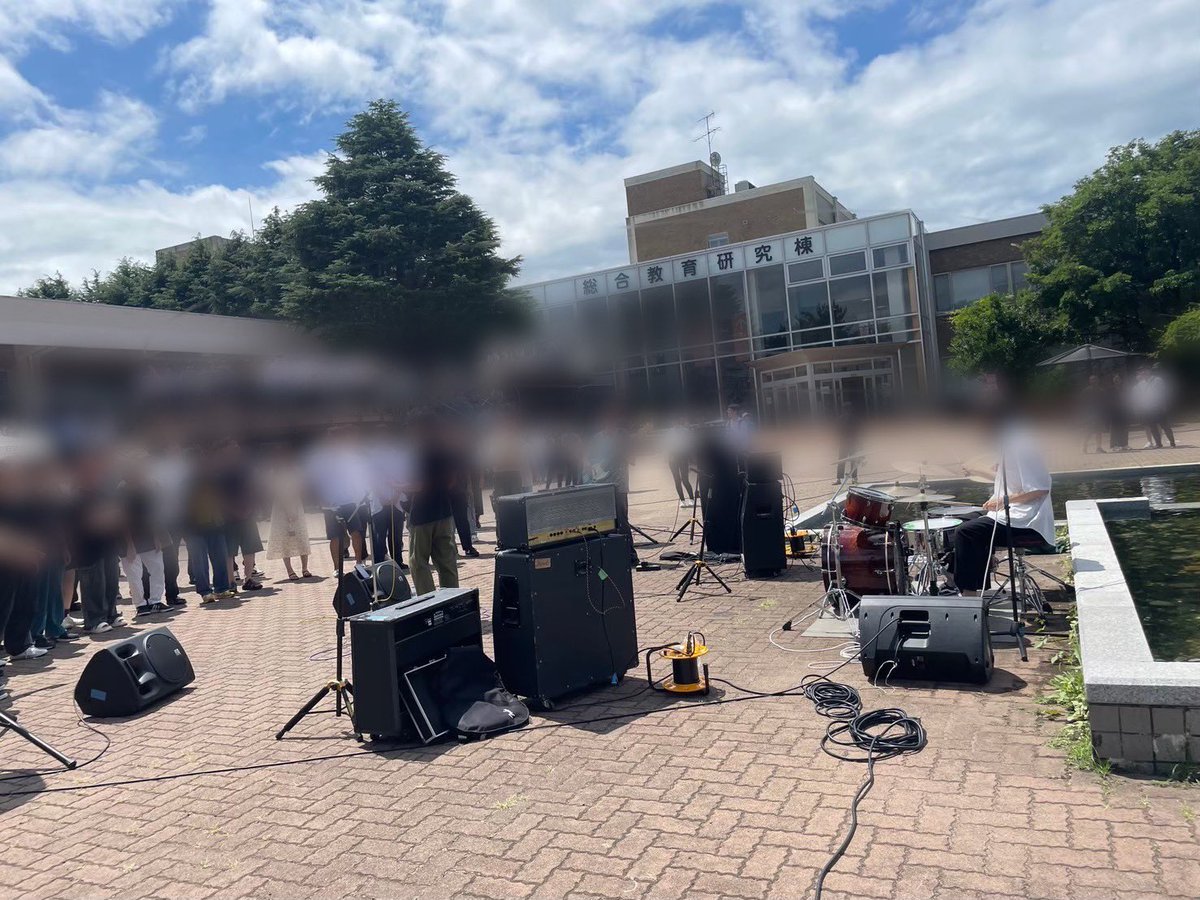 Music_Freak_nu's tweet photo. #新潟大学
 #オープンキャンパス

こんにちは👽新潟大学の軽音サークル
MusicFreakです！！！

⚡️8/6  12:20~
第1食堂前でライブします！！！😎

写真は一昨年の様子です👀📸
みんな、見に来てー！😈 https://t.co/Ff44z8zzFE