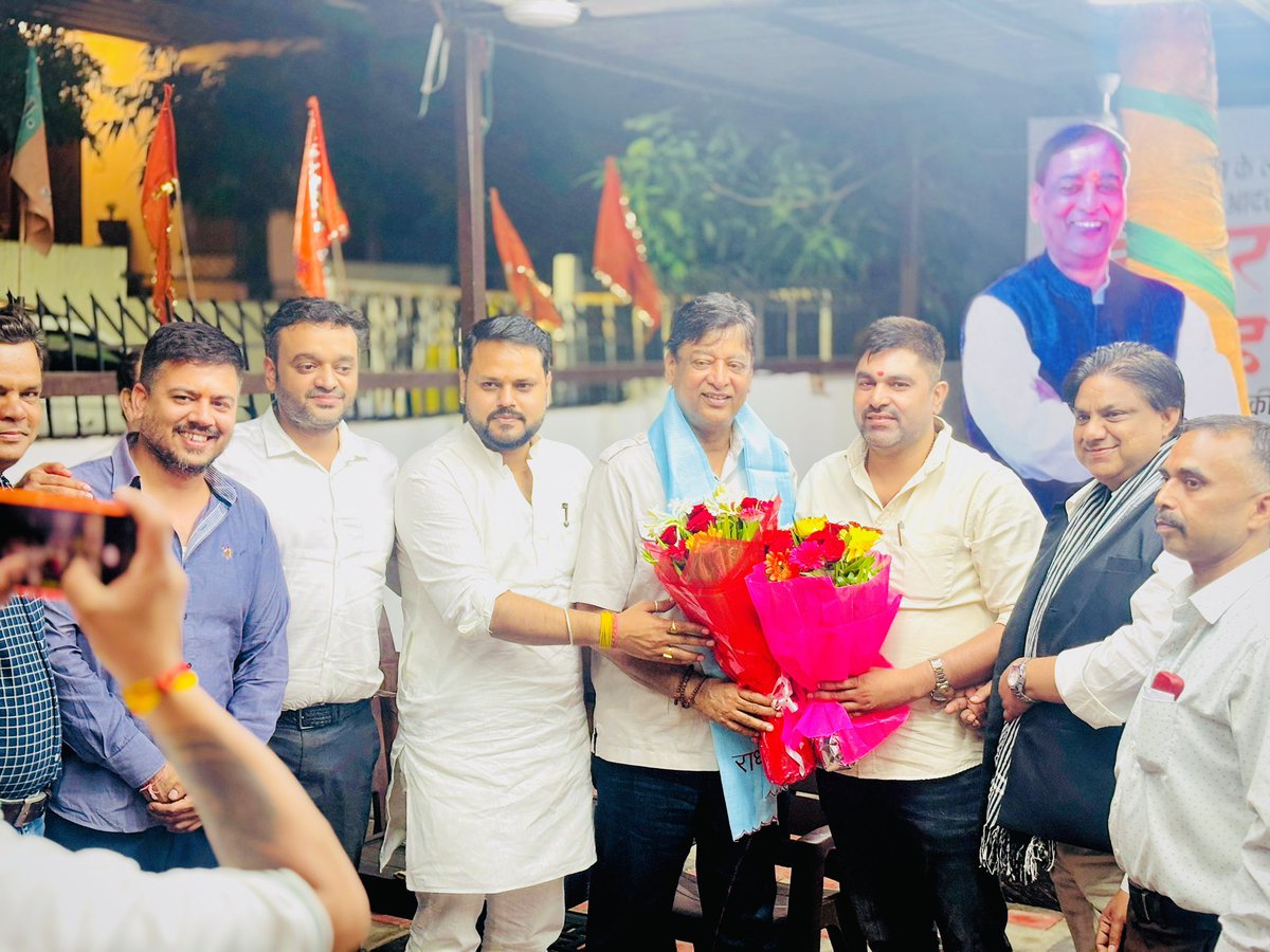 DhruvNarayanS_'s tweet photo. आज कार्यालय में निवर्तमान महाराणा प्रताप मंडल अध्यक्ष, प्रिय श्री राजेंद्र सिंह जी ने अपने जन्मदिवस के उपलक्ष्य में सौजन्य भेंट की।

इस अवसर पर उन्हें मिठाई खिलाकर जन्मदिवस की हार्दिक बधाई एवं शुभकामनाएँ प्रेषित करते हुए बाबा महाकाल से उनके उत्तम स्वास्थ्य, दीर्घायु, सुखमय एवं यशस्वी जीवन की मंगलकामना की।

#DhruvNarayanSingh | #BJP | #Bhopal | #MadhyaVidhanSabha