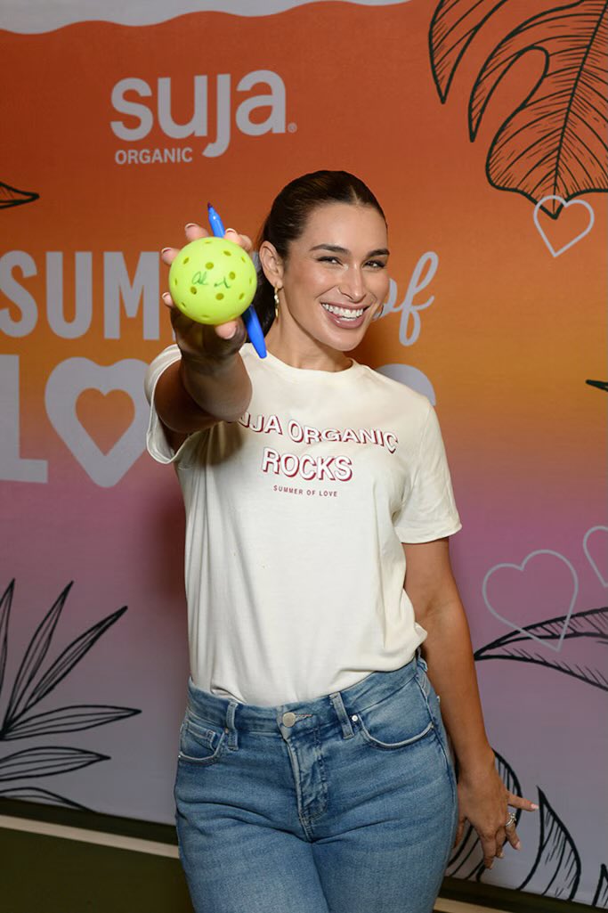 actress_clickss's tweet photo. Ashley Iaconetti
Will you accept the Bachelor in Paradise alum's signed ball at the Suja Organic pop-up in New York City's Times Square? https://t.co/wsv2OeREOA
