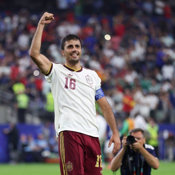 _BeFootball's tweet photo. 🚨🚨💣 RODRI 🇪🇸 VA METTRE UNE ÉNORME CLIM AU REAL MADRID !!! 

« J’ai peur que ce soit pour le Barça. J’ai peur que Rodri fasse un retournement de situation au Real et que sa destination soit finalement Barcelone » indique @Videos2Riles 🗣️ https://t.co/BFrbrFdV7j