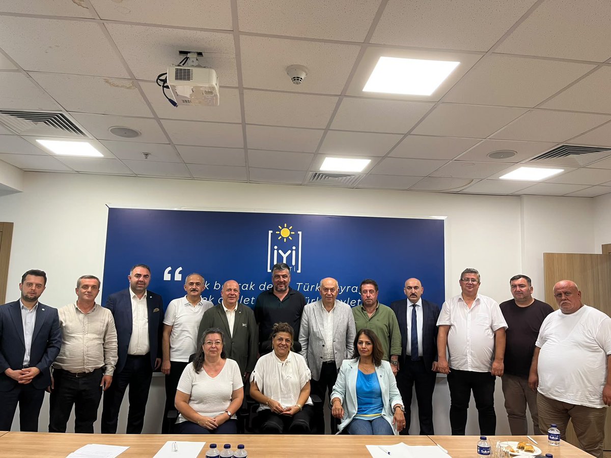 iyiparti_34's tweet photo. İl Başkanlığımızda, 3.Bölge Teşkilat Başkanımız Sn. Mesut Dursun başkanlığında 3.Bölge İlçe Başkanları Toplantımızı gerçekleştirdik.
Genel Başkanımızın izinde, teşkilat disiplini ve ortak hedeflerimiz doğrultusunda kararlılıkla ilerliyoruz. 🇹🇷 https://t.co/P9WBGwLLiq