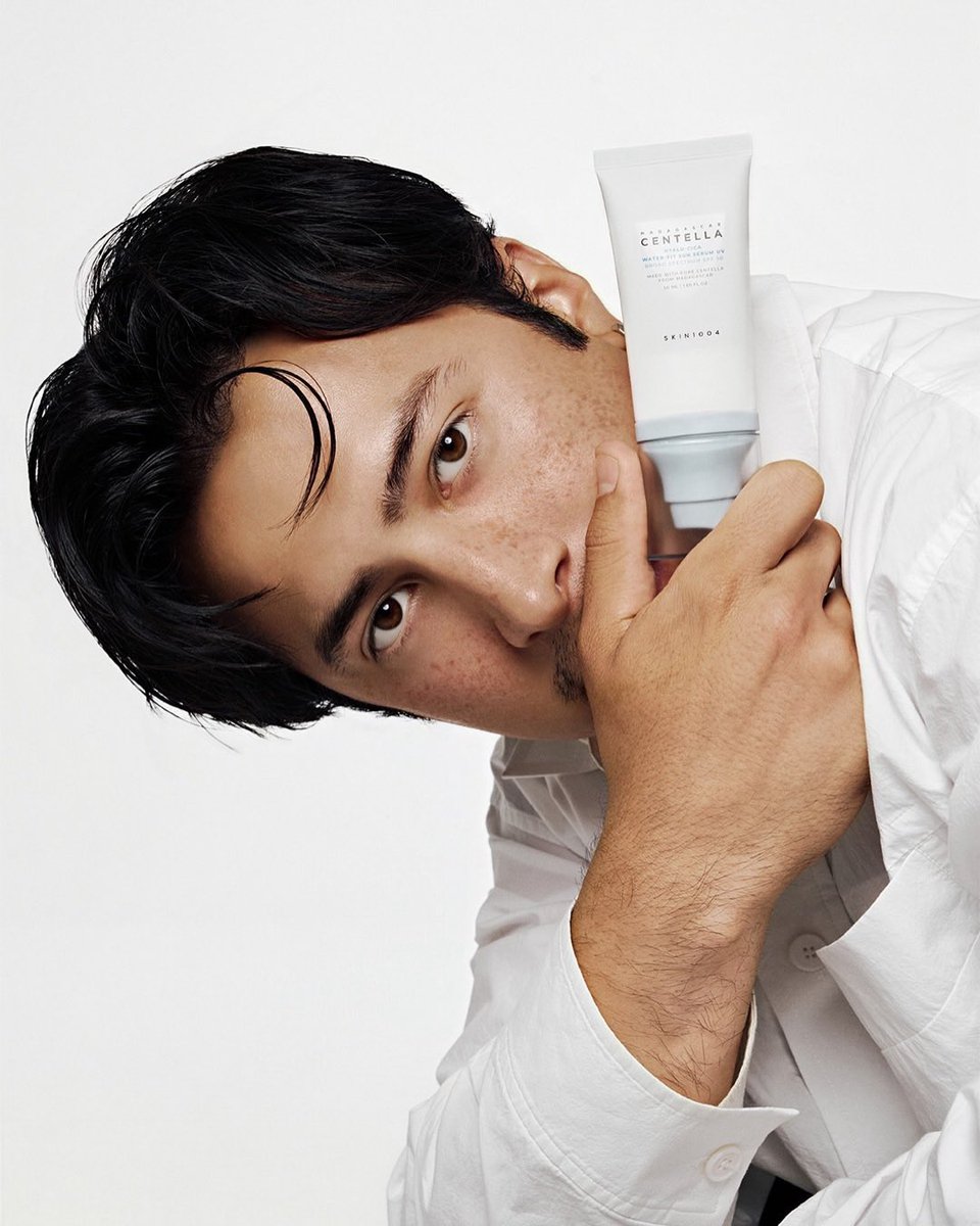 mintyhollander's tweet photo. if shane hollander was a skincare ambassador https://t.co/vdtCRSvQ7t