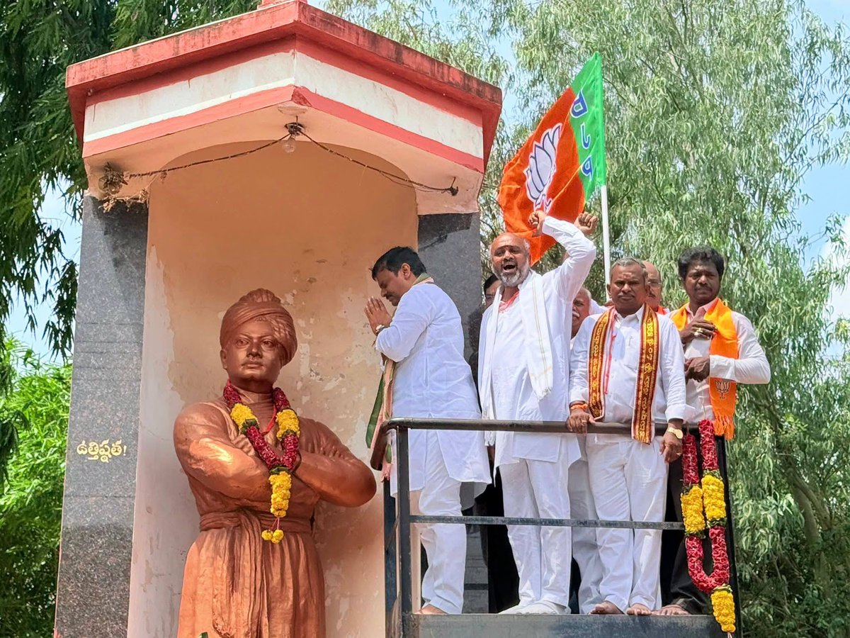 BJPOBCMorcha4AP's tweet photo. ఈరోజు విజయవాడలో Bjp Ap ఓబీసీ మోర్చా ఆధ్వర్యంలో నిర్వహించిన చేనేత కార్మికుల సమస్యలు, సంక్షేమానికి సంబంధించిన ర్యాలీలో పాల్గొన రాష్ట్ర  అధ్యక్షులు శ్రీ PVN Madhav గారు ఓబీసీ మోర్చా రాష్ట్ర అధ్యక్షులు శ్రీ Gopisrinivas Rongala గారు మరియు చేనేత నేతలు ఓబీసీ నాయకులు తదితరులు పాల్గొనారు https://t.co/HZ14XlVnar