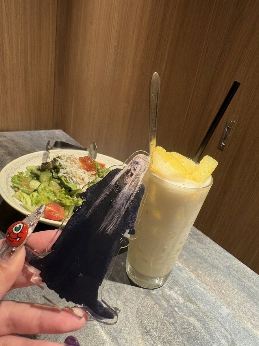choco20010605's tweet photo. 京さんのメンバラーカラーのお飲み物いただいた💛 https://t.co/iTveehSzj1