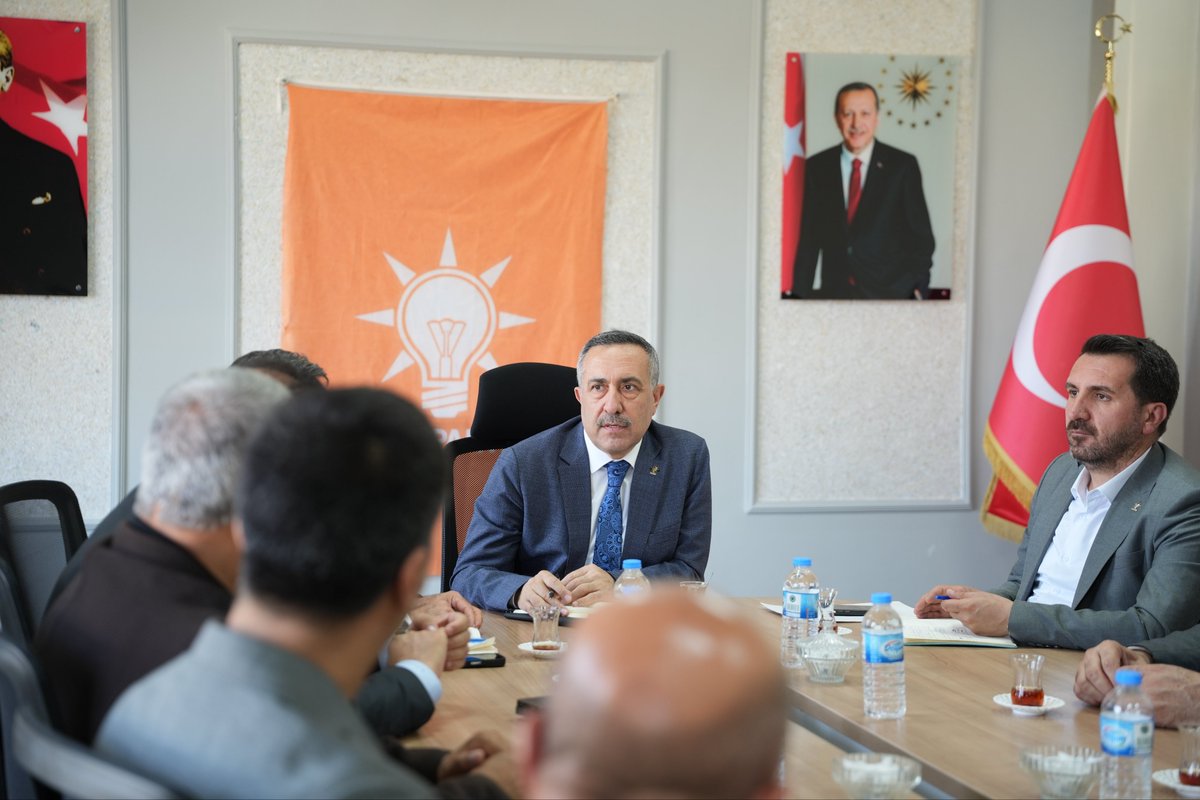 AKPartiMuradiye's tweet photo. İl Başkanımız Sn.@ArvasAbdulahat’ın başkanlığında,Haftalık Olağan İlçe Bş. Toplantımızı İlçe Başkanımız Sn.@KutbettinDrmz65 ve diğer ilçe başkanlarımızın katılımıyla gerçekleşti.
Ev sahipliğinden dolayı Saray İlçe Bş. Latif Dündar’a teşekkür ederiz.
@Recep_ayd25 @abdulkerimince4 https://t.co/RAV8eMX0vo