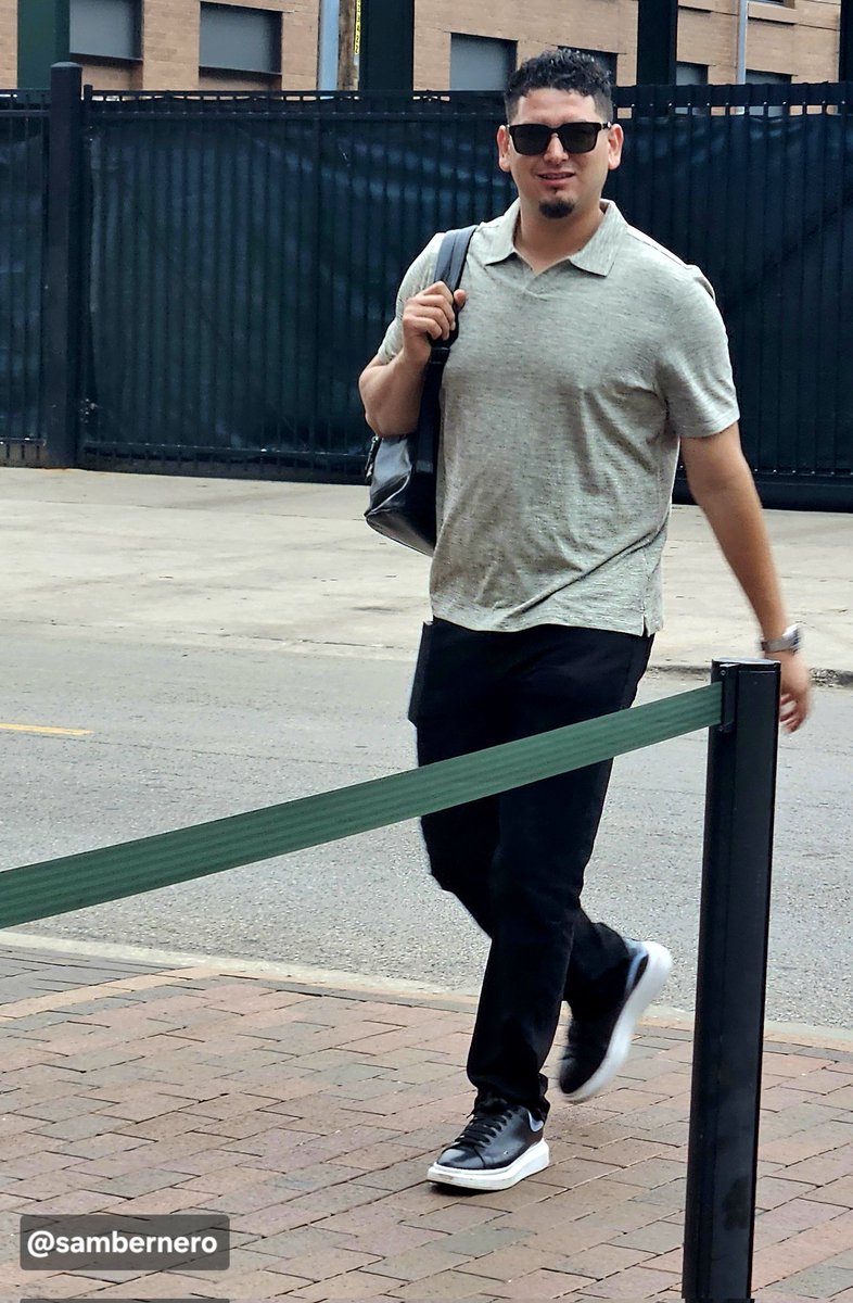 sambernero's tweet photo. Pic I took of Javier Assad arriving at Wrigley Field today. https://t.co/yndUW0swY4