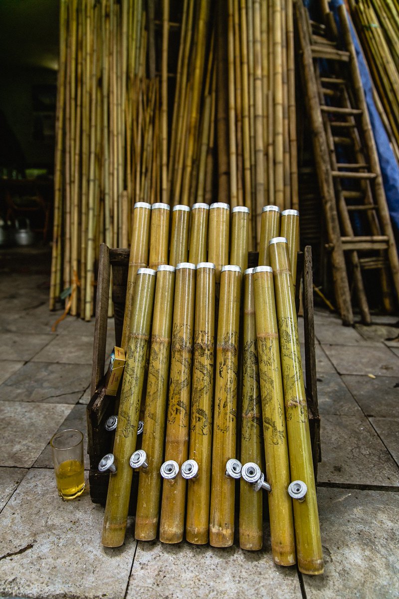 aguadebong1's tweet photo. @Bucetacromada quem começou foram os asiaticos com bambu, acho que eles brisaram em fazer um cachimbo gigante e resfriar com agua, inclusive não era pra fumar maconha, os cara fumava tabaco mesmo, no Vietnã até hoje os cara fuma MUITO tabaco em bong https://t.co/ForAVBDnE1