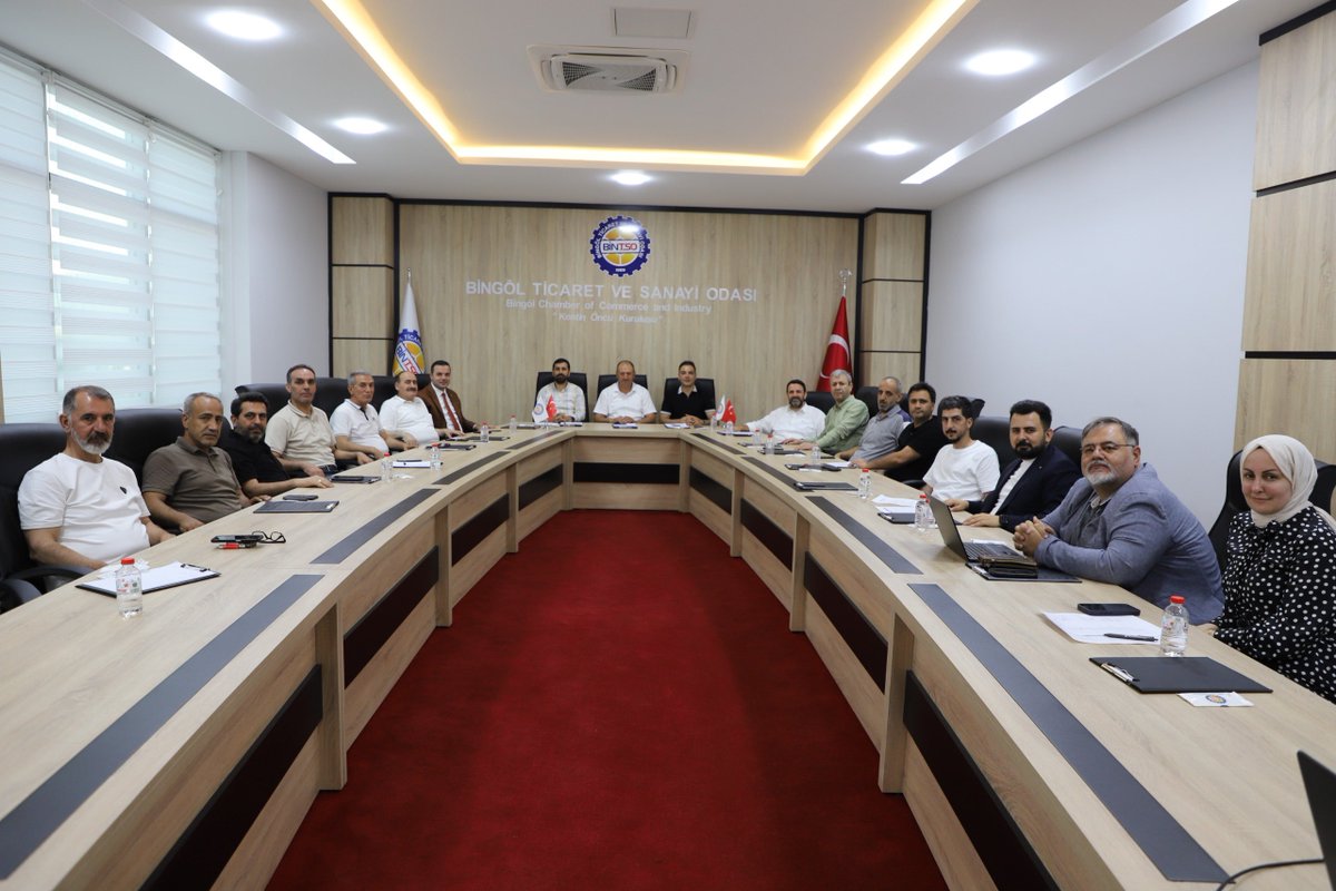 bingoltso's tweet photo. Ağustos Ayı Olağan Meclis Toplantımız, Meclis Başkanımız Sayın Doğan Koç’un başkanlığında gerçekleştirildi.

Toplantıda; TOBB Oda ve Borsa Akreditasyon Sistemi kapsamında Odamızın 6 Yıldız Akreditasyon Belgesi almaya hak kazanmasına ilişkin süreç, Bingöl Merkez Sancak Beldesi’nde kurulması planlanan Besi ve Süt Sığırcılığı (Karma) Tarıma Dayalı İhtisas Organize Sanayi Bölgesi (TDİOSB) çalışmaları ilişkin gündem maddeleri görüşülerek karara bağlandı.

Toplantıda ayrıca, ATS Enermap Mühendislik Harita Enerji Planlama Ticaret ve Sanayi Limited Şirketi Yetkilisi Meclis Üyemiz Sayın Adnan Sarı’nın şirketindeki görev süresinin sona ermesi nedeniyle Meclis Üyeliği görevinin Sayın İsmail Ataş tarafından yürütülmesine karar verildi.

Görev süresi boyunca Odamıza ve ilimize sunduğu değerli katkılar dolayısıyla Sayın Adnan Sarı’ya teşekkür plaketi, Yönetim Kurulu Başkanımız Kadir Çintay ve Meclis Başkanımız Sayın Doğan Koç tarafından takdim edildi.

Meclis Üyeliği görevine başlayan Sayın İsmail Ataş’ı tebrik ediyor, yeni görevinin hayırlı olmasını ve çalışmalarında başarılar diliyoruz.