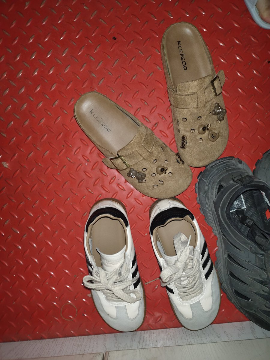 7vjzu's tweet photo. 小姐姐你的老爹鞋好臭啊都把我的鸡吧给熏入味了。 #射鞋 #扫楼 https://t.co/PnRjwjh34A