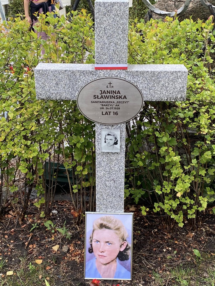 britishpoles's tweet photo. As every year, we paid tribute to 11 girl scouts aged 14-17 killed by the Germans at the Wola hospital on 5 August 1944. They were killed together with all the sick people, the doctors and nurses.
Between 5 and 7 August, the Germans murdered with unimaginable cruelty about 50-60,000 people (mostly women and children) in “The Wola Slaughter” (Rzeź Woli).
The commander of the slaughter, Heinz Reinefarth, was a respected city mayor in Germany after the war.