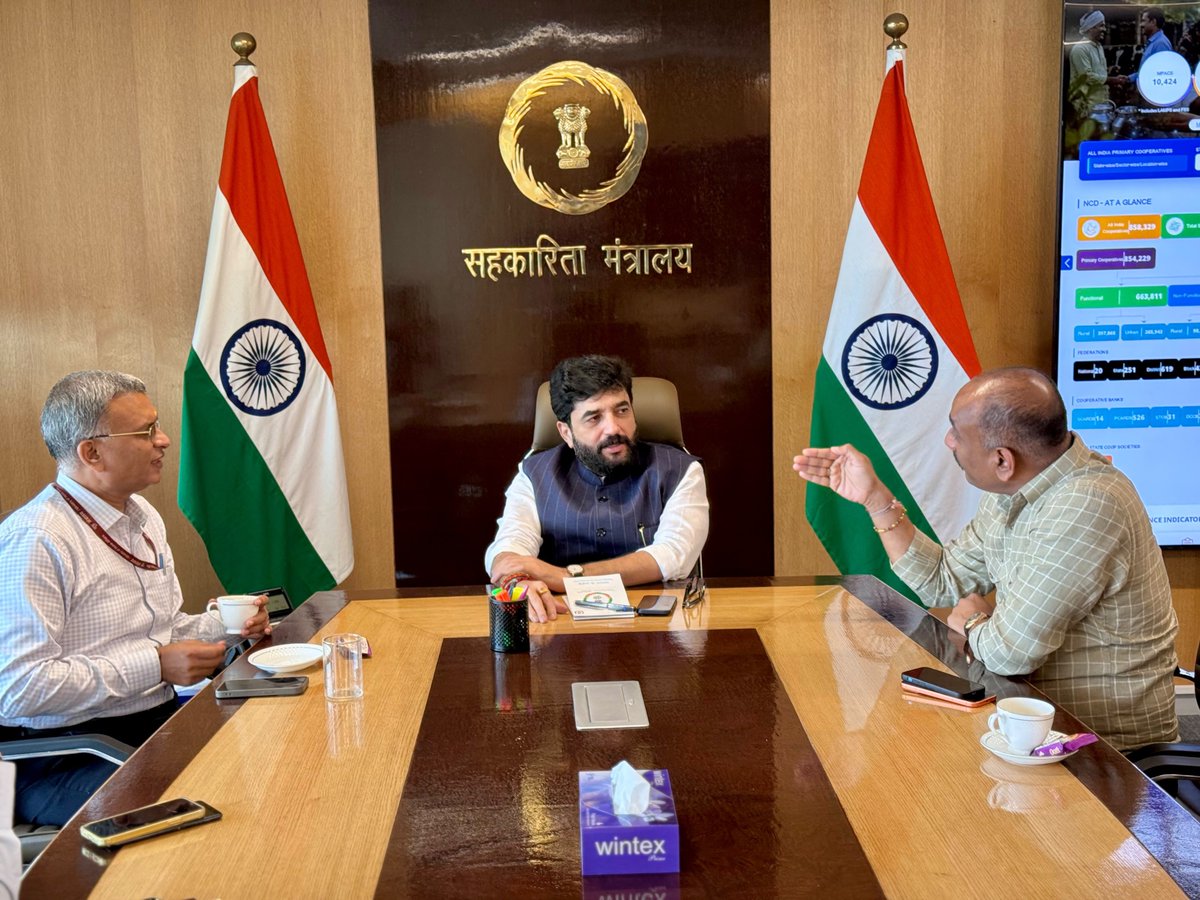 mohol_murlidhar's tweet photo. महाराष्ट्रातील आमदारांकडून सहकार मंत्रालयात भेटी!

📍 सहकार मंत्रालय, नवी दिल्ली

महाराष्ट्रातील आमदार श्री. धनंजयजी मुंडे, आमदार श्री. सचिनदादा कल्याणशेट्टी, आमदार श्री. अतुलबाबा भोसले, आमदार सौ. मोनिकाताई राजळे, आमदार सौ. सीमाताई हिरे तसेच माजी आमदार श्री. अशोक बापू पवार यांनी आज नवी दिल्ली येथे सहकार मंत्रालयात सदिच्छा भेट घेतली.

यावेळी नागरी हवाई वाहतूक आणि सहकार मंत्रालयाशी संबंधित विविध विषयांवर सविस्तर चर्चा करण्यात आली. विविध विकासकामे, स्थानिक पातळीवरील मागण्या आणि प्रस्तावांवर सकारात्मक विचारविनिमय करत त्याबाबत आवश्यक कार्यवाही करण्याच्या दृष्टीने पुढील प्रक्रियेवर चर्चा झाली.

@narendramodi 
@PMOIndia 
@AmitShah 
@NitinNabin 
@blsanthosh 
@BJP4India 
@Dev_Fadnavis 
@RaviDadaChavan 
@BJP4Maharashtra

@dhananjay_munde 
@Kalyanshetti_S 
@Dr_Atul_Bhosale 
@Rajale_Monica 
@MlaSeemaHiray 
@AshokPawarMLA