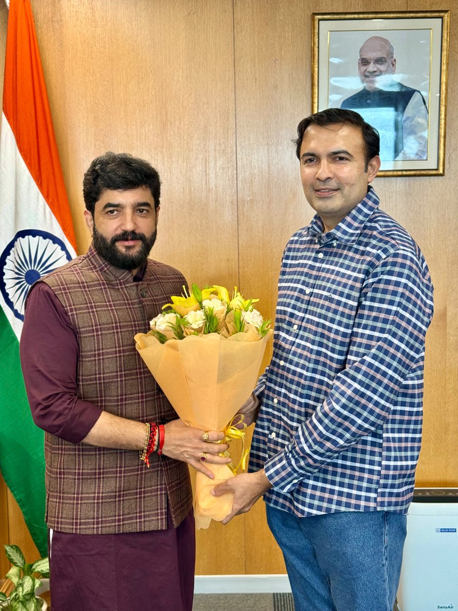 mohol_murlidhar's tweet photo. महाराष्ट्रातील आमदारांकडून सहकार मंत्रालयात भेटी!

📍 सहकार मंत्रालय, नवी दिल्ली

महाराष्ट्रातील आमदार श्री. धनंजयजी मुंडे, आमदार श्री. सचिनदादा कल्याणशेट्टी, आमदार श्री. अतुलबाबा भोसले, आमदार सौ. मोनिकाताई राजळे, आमदार सौ. सीमाताई हिरे तसेच माजी आमदार श्री. अशोक बापू पवार यांनी आज नवी दिल्ली येथे सहकार मंत्रालयात सदिच्छा भेट घेतली.

यावेळी नागरी हवाई वाहतूक आणि सहकार मंत्रालयाशी संबंधित विविध विषयांवर सविस्तर चर्चा करण्यात आली. विविध विकासकामे, स्थानिक पातळीवरील मागण्या आणि प्रस्तावांवर सकारात्मक विचारविनिमय करत त्याबाबत आवश्यक कार्यवाही करण्याच्या दृष्टीने पुढील प्रक्रियेवर चर्चा झाली.

@narendramodi 
@PMOIndia 
@AmitShah 
@NitinNabin 
@blsanthosh 
@BJP4India 
@Dev_Fadnavis 
@RaviDadaChavan 
@BJP4Maharashtra

@dhananjay_munde 
@Kalyanshetti_S 
@Dr_Atul_Bhosale 
@Rajale_Monica 
@MlaSeemaHiray 
@AshokPawarMLA