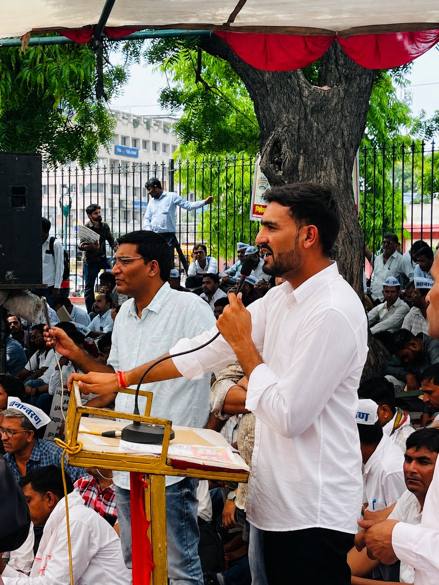JATbera1's tweet photo. सालों से घर से दूर बैठे तृतीय श्रेणी शिक्षक साथी ट्रांसफर की राह देख रहे हैं। 
इसी राह को लेकर आज जयपुर में 10000 शिक्षक साथी आंदोलन कर रहे हैं। संवेदनशील सरकार को संज्ञान लेना चाहिए।🙏🙏
#महाआंदोलन_05_अगस्त https://t.co/5wq7ErJphi