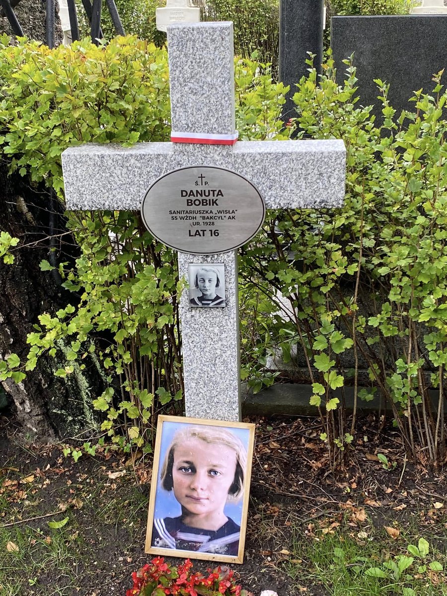 britishpoles's tweet photo. As every year, we paid tribute to 11 girl scouts aged 14-17 killed by the Germans at the Wola hospital on 5 August 1944. They were killed together with all the sick people, the doctors and nurses.
Between 5 and 7 August, the Germans murdered with unimaginable cruelty about 50-60,000 people (mostly women and children) in “The Wola Slaughter” (Rzeź Woli).
The commander of the slaughter, Heinz Reinefarth, was a respected city mayor in Germany after the war.