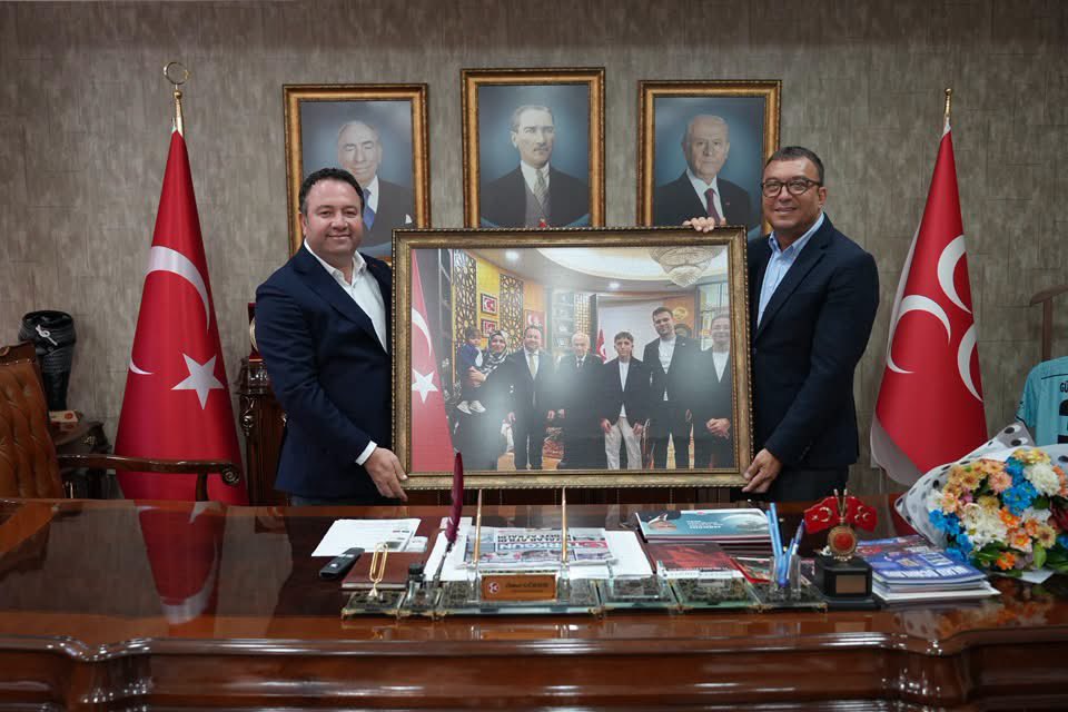 _MHPmersin_il_'s tweet photo. Tarsus İlçe Başkanımız Sayın Fatih Mehmet Yıldırım ve Yönetim Kurulu Üyeleri, İl Başkanımız Sayın Ömer Gürsoy’u İl Başkanlığımızda ziyarete geldiler. Sayın İlçe Başkanımız ve Yönetim Kurulu Üyelerine nazik ziyaretlerinden dolayı teşekkür ediyor, çalışmalarında üstün başarılar diliyoruz.