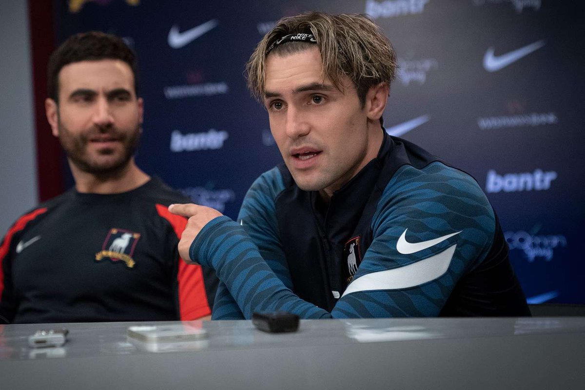 Variety's tweet photo. Phil Dunster will not appear in #TedLasso Season 4. In the show, his character (Jamie Tartt) has moved on to play for FC Barcelona.

“Phil was going to be busy, but also, it would have strained credulity a bit further than we wanted to if all the old team were still on Richmond,” says co-creator Brendan Hunt. “If this team is doing so well, then the best players would be gone. They’d be bought by bigger clubs.”

https://t.co/MXtcOmQCdk