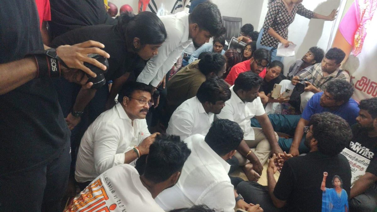 priyamudan_vj's tweet photo. ஐந்து நாட்களாக பட்டினிப் போராட்டத்தில் ஈடுபட்டுவரும் தோழர்களை மாண்புமிகு தமிழ்நாடு முதலமைச்சர் அவர்களின் ஆலோசனைப்படி, மாண்புமிகு பள்ளிக்கல்வித்துறை அமைச்சர் @imrajmohan அவர்கள் நேரில் சந்தித்து பேச்சுவார்த்தை நடத்தினார் #TVK #CMJosephVijay‌ @LoyolaMani https://t.co/it4y4IxRpE