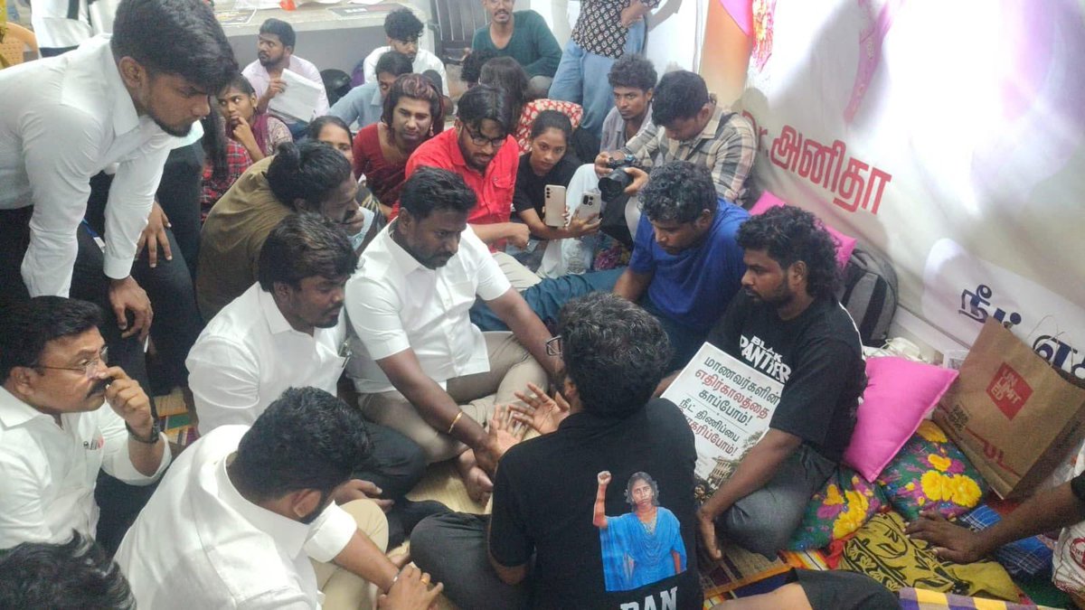priyamudan_vj's tweet photo. ஐந்து நாட்களாக பட்டினிப் போராட்டத்தில் ஈடுபட்டுவரும் தோழர்களை மாண்புமிகு தமிழ்நாடு முதலமைச்சர் அவர்களின் ஆலோசனைப்படி, மாண்புமிகு பள்ளிக்கல்வித்துறை அமைச்சர் @imrajmohan அவர்கள் நேரில் சந்தித்து பேச்சுவார்த்தை நடத்தினார் #TVK #CMJosephVijay‌ @LoyolaMani https://t.co/it4y4IxRpE