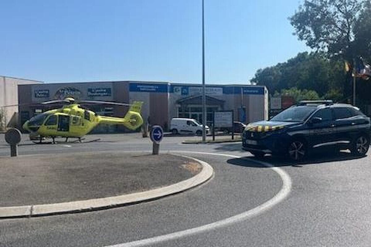 Var_Matin's tweet photo. L’accident est survenu à l’entrée de la ville ce mercredi 5 août vers 16h. La circulation sur place est fortement perturbée.
👉 https://t.co/igZ0J3FXCP https://t.co/J79gtaV5NU