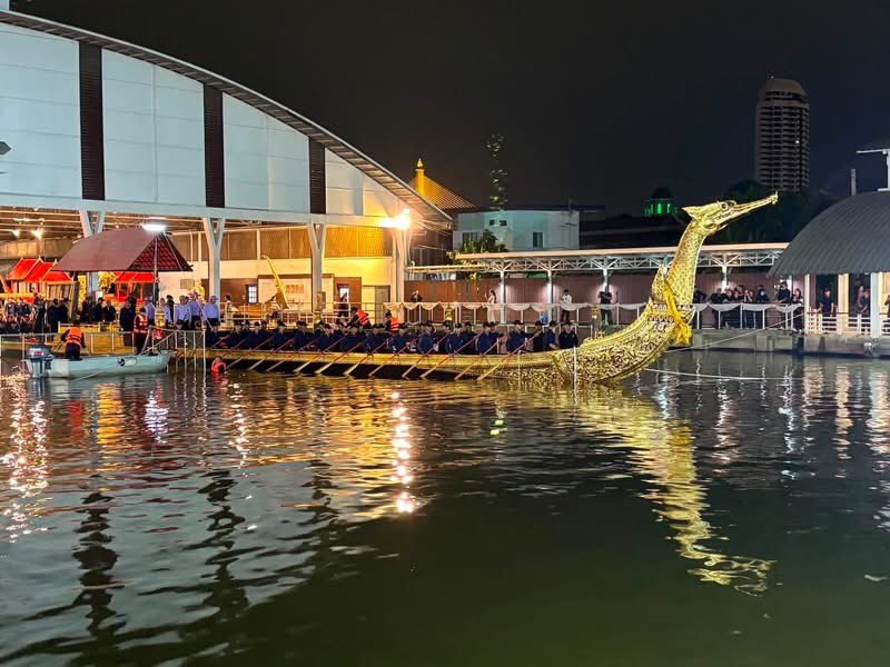 prroyalthainavy's tweet photo. กองทัพเรือ อัญเชิญเรือพระที่นั่งสุพรรณหงส์ลงน้ำเพื่อเตรียมการในการจัดขบวนพยุหยาตราทางชลมารค

    วันที่ 5 สิงหาคม 2569 เวลา 20.32 น. กองทัพเรือ ได้จัดให้มีการอัญเชิญเรือพระที่นั่งสุพรรณหงส์ ลงน้ำ ณ พิพิธภัณฑ์สถานแห่งชาติ เรือพระราชพิธี ในการจัดขบวนพยุหยาตราทางชลมารคในก��ร���สด็จพระราชดำเนิน ไปทรงบำเพ็ญพระราชกุศลถวายผ้าพระกฐิน พุทธศักราช 2569 เนื่องในโอกาสพระราชพิธีมหามงคลเฉลิมพระชนมพรรษา 4 รอบ สมเด็จพระนางเจ้าฯ พระบรมราชินี 3 มิถุนายน 2569 โดยเมื่อเรือพระที่นั่งสุพรรณหงส์ ถูกอัญเชิญลงจากคาน นายเรือพระที่นั่งสุพรรณหงส์ พร้อมกำลังพลประจำเรือ ได้ประกอบพิธีจุดธูปเทียนไหว้แม่ย่านางเรือ  และถวายบังคมสักการะสิ่งศักดิ์สิทธิ์ จากนั้นจึงเคลื่อนเรือพระที่นั่งสุพรรณหงส์ จากคลองบางกอกน้อย ออกสู่แม่น้ำเจ้าพระยา มุ่งหน้าสู่อู่ทหารเรือธนบุรี ระยะทางประมาณ 1 กิโลเมตร ในเส้นทางสวนเฉลิมพระเกียรติ 72 พรรษา (สถานีรถไฟบางกอกน้อยเดิม) โรงพยาบาลศิริราช ท่ามหาราช ท่าช้าง วัดระฆังโฆษิตาราม ใช้เวลาประมาณ 30 นาที จึงเข้าจอดยังอู่หมายเลข 1 อู่ทหารเรือธนบุรี ทั้งนี้ ��ารอัญเชิญเรือพระที่นั่งลงน้ำ ในการจัดขบวนพยุหยาตราทางชลมารค ประกอบด้วย เรือพระที่นั่งจำนวน 4 ลำคือ เรือพระที่นั่งสุพรรณหงส์  เรือพระที่นั่งนารายณ์ทรงสุบรรณ รัชกาลที่ 9 เรือพระที่นั่งอนันตนาคราช และเรือพระที่นั่งเอนกชาติภุชงค์ โดยจะอัญเชิญลงน้ำและเข้าจอด ณ อู่หมายเลข 1 อู่ทหารเรือธนบุรี กรมอู่ทหารเรือ ระหว่างวันที่ 5 - 8 สิงหาคม 2569 วันละ 1 ลำ ตามลำดับ

    สำหรับเรือ���ระที่นั่งสุพรรณหงส์ มีมาตั้งแต่สมัยกรุงศรีอยุธยา เดิมชื่อเรือพระที่นั่งศรีสุพรรณหงส์ ทราบได้จาก บทเห่เรือของเจ้าฟ้าธรรมธิเบศรไชยเชษฐ์สุริยวงศ์หรือเจ้าฟ้ากุ้ง ที่ส่งประพันธ์ไว้ว่า “สุพรรณหงส์ทรงผู้ห้อย งามชดช้อยลอยหลังสินธุ์ เพียงหงส์ทรงพรหมมินทร์ ลินลาศเลื่อนเตือนตาชม” 

    สำหรับเรือพระที่นั่งลำปัจจุบันนี้ เป็นเรือสร้างใหม่สมัยพระบาทสมเด็จพระจุลจอ���เกล้าเจ้าอยู่หัว แต่แล้วเสร็จในรัชสมัยของพระบาทสมเด็จพระมงกุฏเกล้าเจ้าอยู่หัว โดยมี พลเรือตรีพระยาราชสงคราม (กร หงสกุล) เป็นนา��าสถาปนิกผู้ต่อเรือสุพรรณหงส์ โดยจัดให้มีการประกอบพิธีปล่อยเรือลงน้ำเมื่อวันที่ 13 พฤศจิกายน 2454 โขนหัวเรือจำหลักเป็นรูปหงส์ ลงรักปิดทองประดับกระจก มีภู่จามรีห้อย ปลายภู่เป็นแก้วผลึก ภายนอกทาสีดำ ท้องเรือภายในทาสีแดง ตอนกลางลำเรือทอดบัลลังก์กัญญาหรือบุษบกไว้สำหรับเป็นที่ประทับ เรือมีความยาวตลอดลำ 44.90 เมตร กว้าง 7.17 เมตร ลึก 0.94 เมตร ใช้กำลังพลรวม จำนวน 71 นาย แยกเป��นกำลังพลประจำเรือ 64 นาย ประกอบด้วย นายเรือ 2 นาย นายท้าย 2 นาย ฝีพาย 50 นาย คนถือธงท้าย 1 นาย  พลสัญญาณ 1 นาย คนขานยาว 1 นาย คนถือฉัตร 7 นาย และเจ้าหน้าที่สำนักพระราชวัง จำนวน 7 นาย

    และในวันที่ 4 มิถุนายน 2535 องค์การเรือโลกแห่งสหราชอาณาจักร พิจารณามอบรางวัลเรือโลก แก่เรือพระที่นั่งสุพรรณหงส์ โดยคณะกรรมการองค์การ World Ship Trust เข้าเฝ้าพระบาทสมเด็จพระบรมชนกาธิเบศร มหาภูมิพลอดุล��เดชมหาราช บรมนาถบพิตร ทูลเกล้าทูลกระหม่อมถวายเหรียญรางวัลเรือพระที่นั่งสุพรรณหงส์เหรียญรางวัลมรดกทางทะเล ขององค์การเรือโลกประจำปี พ.ศ.2535 (The World Ship Trust Heritage Award “Suphannahong Royal Barge”) จากนั้นพระบาทสมเด็จพระบรมชนกาธิเบศร มหาภูมิพลอดุลยเดชมหาราช บรมนาถบพิตร ได้พระราชทานเหรียญรางวัลดังกล่าวแก่ อธิบดีกรมศิลปากร ในฐานะเป็นหน่วยงานรับผิดชอบดูแลรักษาเรือพระที่นั่งสุพรรณหงส์

     ท��้งนี้ กองทัพเรือ สำนักพระราชวัง และกรมศิลปากร ได้รับพระราชทาน พระบรมราชานุญาตให้ร่วมกันดำเนินการซ่อมแซมเรือพระที่นั่งและเรือในริ้วขบวน พร้อมทั้งให้ฝึกซ้อมฝีพาย การเตรียมความพร้อมขบวนเรือพระราชพิธี ในการจัดขบวนพยุหยาตราทางชลมารค ในการเสด็จพระราชดำเนิน ไปทรงบำเพ็ญพระราชกุศลถวายผ้าพระกฐิน พุทธศักราช 2569 เนื่องในโอกาสพระราชพิธีมหามงคลเฉลิมพระชนมพรรษา 4 รอ��� สมเด็จพระนางเจ้าฯ พระบรมราชินี 3 มิถุนายน 2569 โดยในส่วนที่กองทัพเรือได้รับมอบหมาย ประกอบด้วย การเตรียมความพร้อมด้านกำลังพล การฝึกซ้อมฝีพาย การซ่อมทำเรือพระราชพิธี และการเตรียมท่าเทียบเรือ

#เรือพระราชพิธี
#เรือพระที่นั่ง
#ขบวนพยุหยาตราทางชลมารค
#กองทัพเรือ