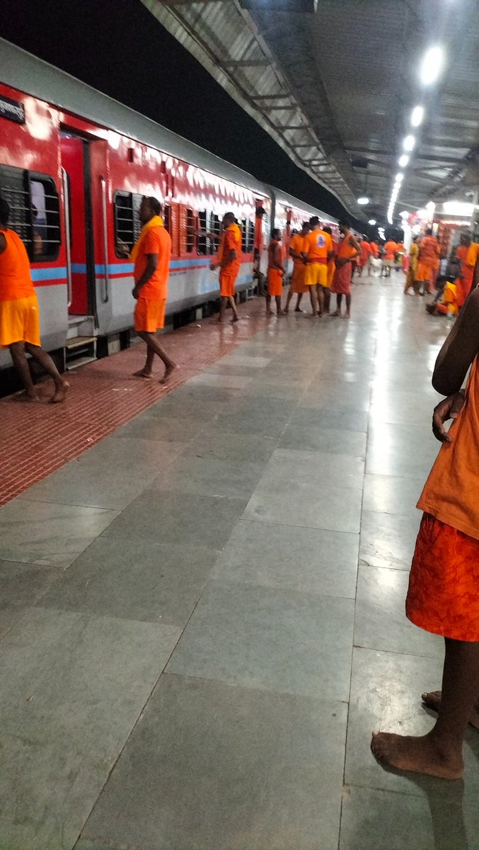 baybakthoughts's tweet photo. Heavy Rush in 
👉13420 Muzaffarpur- Bhagalpur Jansewa Express at Muzaffarpur jn
🙏I request to officials add extra General coach in this train
for convience of normal people 
Also in
👉15553 Jaynagar- Bhagalpur exp 
👉13032 Jaynagar Howrah exp
@drmmalda @EasternRailway 
@spjdivn https://t.co/OwDR2PniuP