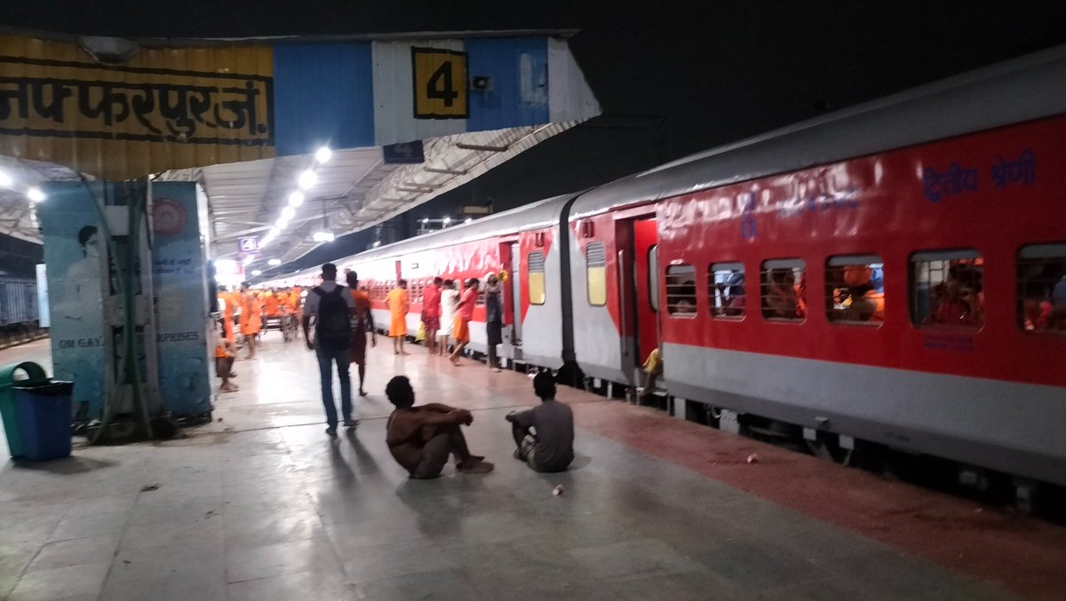 baybakthoughts's tweet photo. Heavy Rush in 
👉13420 Muzaffarpur- Bhagalpur Jansewa Express at Muzaffarpur jn
🙏I request to officials add extra General coach in this train
for convience of normal people 
Also in
👉15553 Jaynagar- Bhagalpur exp 
👉13032 Jaynagar Howrah exp
@drmmalda @EasternRailway 
@spjdivn https://t.co/OwDR2PniuP