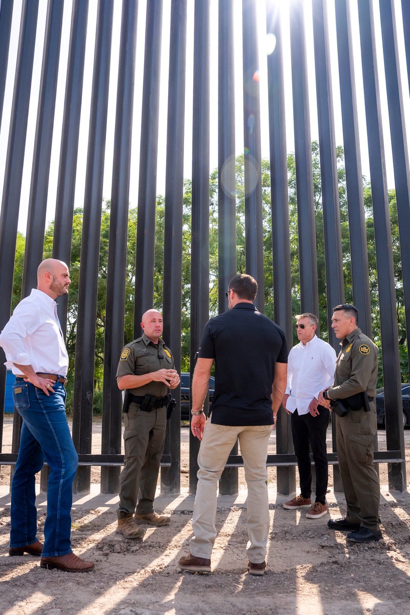 SecMullinDHS's tweet photo. Yesterday, I was at the border with @CBPCommissioner and some of our Border Patrol agents. 

Thanks to these heroes and the strong leadership of @POTUS Trump, we have:

✅The MOST SECURE border in history

✅15 straight months of ZERO illegal aliens released into our nation

✅HISTORICALLY LOW illegal crossings

We will continue delivering on the American People’s MANDATE to keep our homeland safe and our border secure.