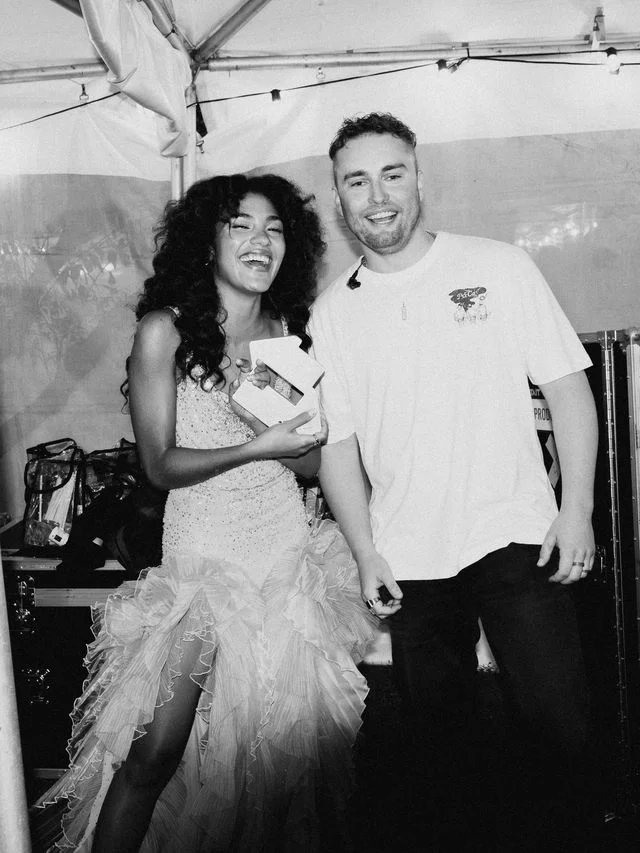 MFRemillard's tweet photo. #SamFender celebrated with #OliviaDean in #Chicago their all-time record 19 weeks at # 1 with "Rein On Me".
Fender not only joined Olivia onstage at Lollapalooza, but also eat a giant hot dog in the windy city ! https://t.co/og53I93Aus