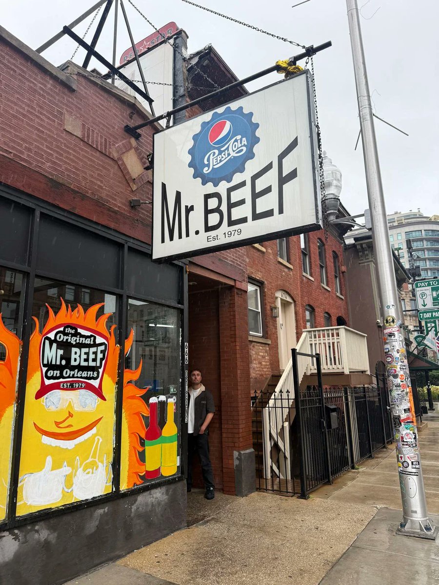 MFRemillard's tweet photo. #SamFender celebrated with #OliviaDean in #Chicago their all-time record 19 weeks at # 1 with "Rein On Me".
Fender not only joined Olivia onstage at Lollapalooza, but also eat a giant hot dog in the windy city ! https://t.co/og53I93Aus