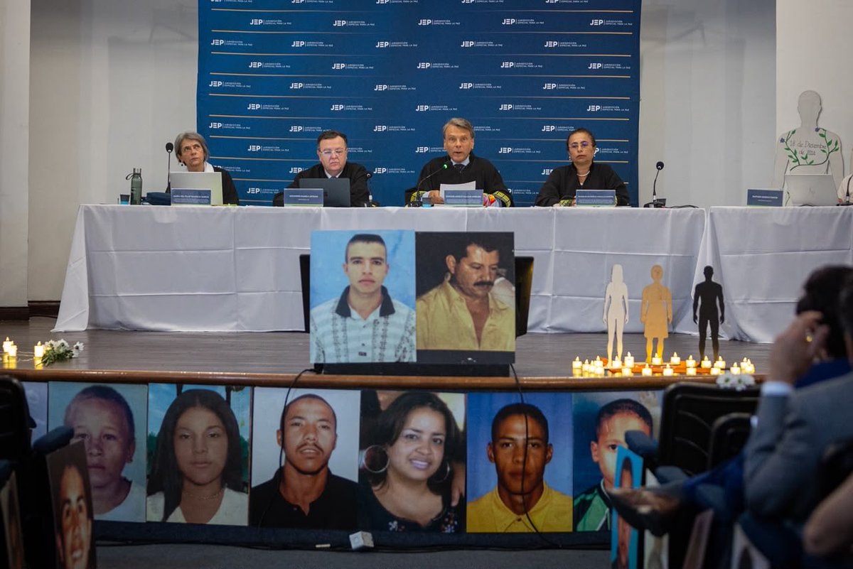 arcilaDDHH's tweet photo. @petrogustavo no le cumple a las  víctimas!!! El día de hoy, @AlcaldiadeMed asiste a la audiencia de seguimiento a la medida cautelar AI 010 de 2020, mediante la cual la JEP vincula a la Alcaldía en el proceso de intervención técnico forense que actualmente se adelanta en La Escombrera de la Comuna 13. Desde la administración del alcalde @FicoGutierrez ha invertido más de 14.555.370 que han garantizado la búsqueda de personas dadas por desaparecidas en el polígono cautelado. No se puede afirmar lo mismo del Gobierno Nacional en cabeza del saliente presidente  @petrogustavo quien a pesar de un falso discurso en el que supuestamente apoya a las víctimas, NO ha invertido un solo peso en esta intervención técnico forense, a pesar que también está vinculado a la orden judicial, vinculación que logró la Alcaldía desde el año pasado 2025. Esto constituye un claro incumplimiento con las víctimas que dice defender y con la @JEP_Colombia. Sólo el Distrito, en cabeza de nuestro Alcalde Federico, ha desarrollado acciones afirmativas en favor de las víctimas acreditadas ante la JEP".