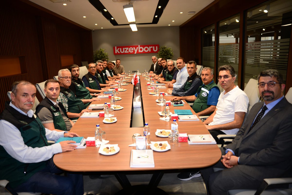 dsi_4_blgmd's tweet photo. 📍 Aksaray Kuzeyboru Fabrikasına Ziyaret
📍DSİ Genel Müdür Yardımcımız Sn. Mehmet Ekinci, Sulama Daire Bşk. Oğuzhan Bektaş, Bölge Müdürümüz Sn. Mehmet Alp ve teknik heyetimiz, Kuzeyboru Yönetim Kurulu Üyesi Sn. Habib Özbek'in ev sahipliğinde Kuzeyboru Fabrikasını ziyaret etti. https://t.co/IXWUBI8uph