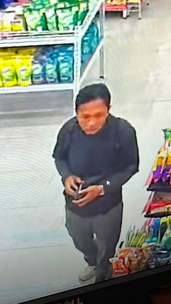 Randommikir's tweet photo. BAJIN*GAN‼️ HATI HATI GUYS TERUTAMA CEWEK CEWEK DIMANA PUN KALIAN BERADA, BINTARO KHUSUSNYA KALO KETEMU MANUSIA BI*ADAP INI!!!! kronologi : disini gue make daster yang panjang (panjang sampe nyeret ke lantai) ya, si musang birahi ini tb tb muncul (kemungkinan dia udah mengincar karna memang gue cek cctv dia dtg di jam 20.55 WIB) nah itu posisinya gue di kasir itu jam 21.29 (gue dateng dilokasi itu jam 21.15 WIB).

kalian bisa liat di video ke 2 itu dia masukin HP KE SANDAL NYA GAIS😭 dan dia lgsg menuju kasir yg dimana itu gue dan kakak gue lg posisi bayar. disini lah mulainya dia, kalian bisa liat di video ke 3. KALIAN LIAT SANDALNYA SENGAJA DIBOLONGIN LEBIH GEDE DARII YG LAIN BUAT KAMERA HPNYA😭

yang pertama dia masukin kakinya gue ga kerasa dan kemungkinan itu jg kamera dia ketutup sama daster gua karna memang kaya yg gue blg tadi, daster gue bnr bnr panjang, yang kedua kali dia masukin kakinya gue sempat sadar karna gue mau rapetin kaki kena kaki dia (gue sempet liat dia keluarin hpnya dari sandal) dan ya gue disitu lgsg ngefreeze kaget, gue sempet ngomong ke kakak gue (tapi sedikit gajelas karna gugup dan panik) gue sempat negur dan minta buka hpnya (posisi hpnya dipegang sm dia

dijauhin dari gue) ngecek galeri dia dan gaada gais tapi gue gatau ya di riwayat penghapusannya dll gue ga sempet cek karna dia lgsg nyalain motor dan pergi gt aja😭JUJUR MASIH TRAUMA SAMPE SEKARANG. PLIS STAY SAFE YA GAIS, SEMOGA KEJADIAN INI JADI PELAJARAN BUAT AKU DAN TEMEN TEMEN YG LAIN☺️

cc csucirhmdh_