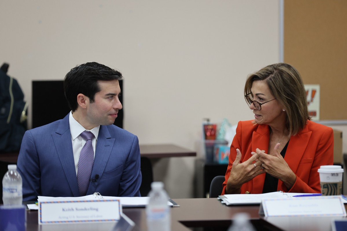 Sonderling47's tweet photo. Students deserve pathways that prepare them for success — whether they choose college or a career in the skilled trades.

At Great Oaks High School & Career Center in Des Moines, I joined @IAGovernor to see how strong partnerships with regional employers are helping build the next generation of American workers. 🇺🇸 

📍Des Moines, Iowa