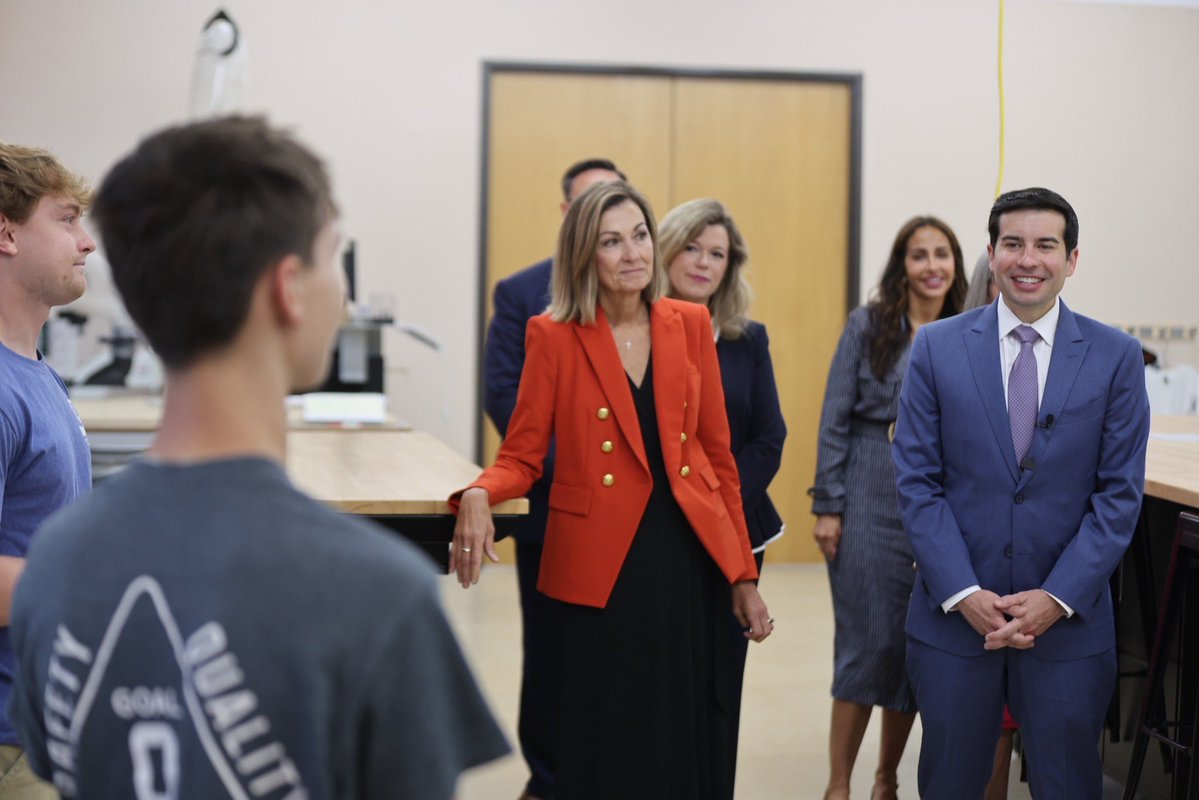 Sonderling47's tweet photo. Students deserve pathways that prepare them for success — whether they choose college or a career in the skilled trades.

At Great Oaks High School & Career Center in Des Moines, I joined @IAGovernor to see how strong partnerships with regional employers are helping build the next generation of American workers. 🇺🇸 

📍Des Moines, Iowa
