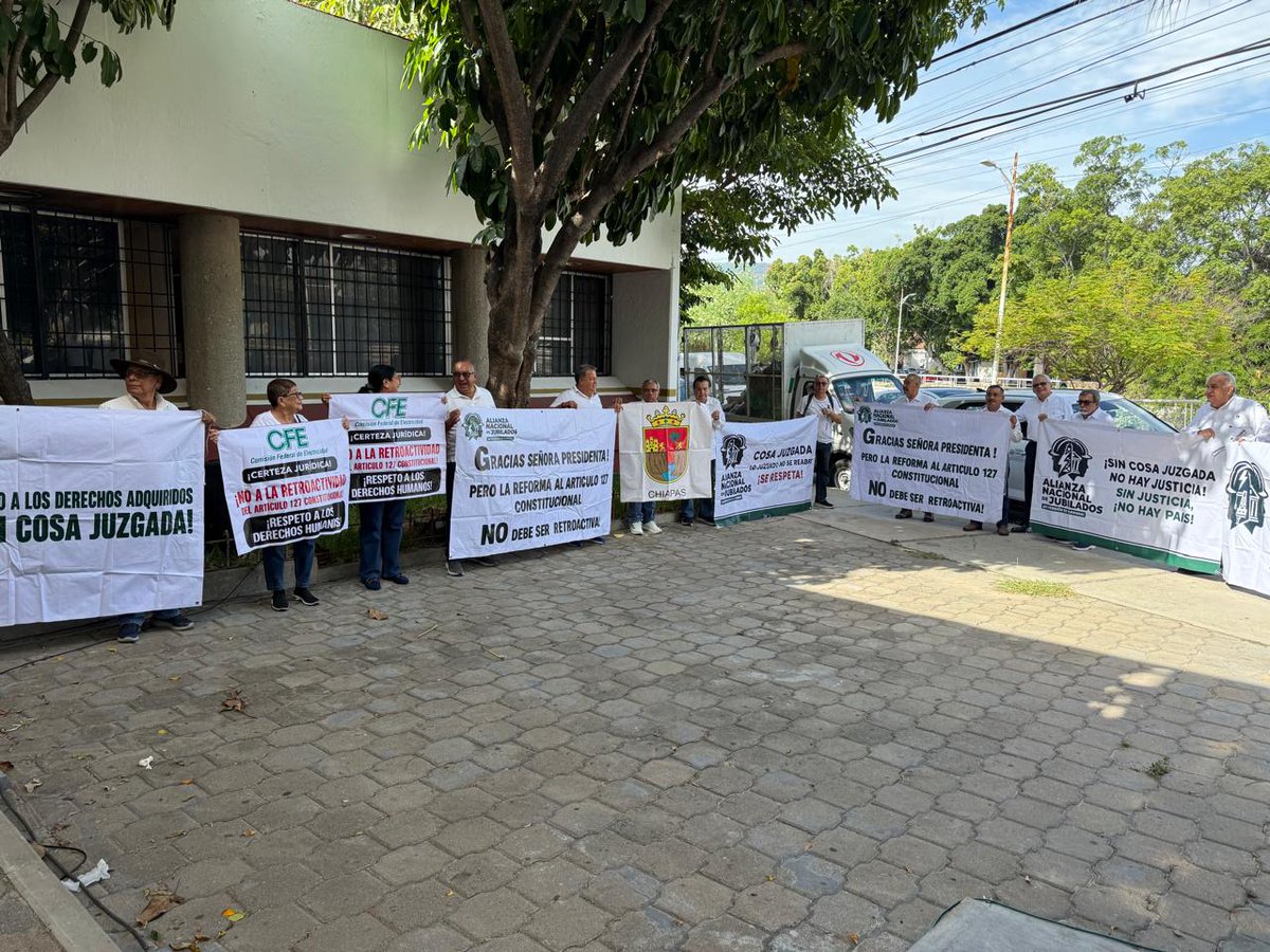 rnjubiladoscfe's tweet photo. Chiapas presente. En Tuxtla Gutiérrez, integrantes del Movimiento Nacional de Jubilados realizaron una manifestación pacífica, volanteo y diálogo ciudadano para informar sobre la defensa de los derechos adquiridos, la certeza jurídica y la no retroactividad en perjuicio. https://t.co/0M1DtGPXiY