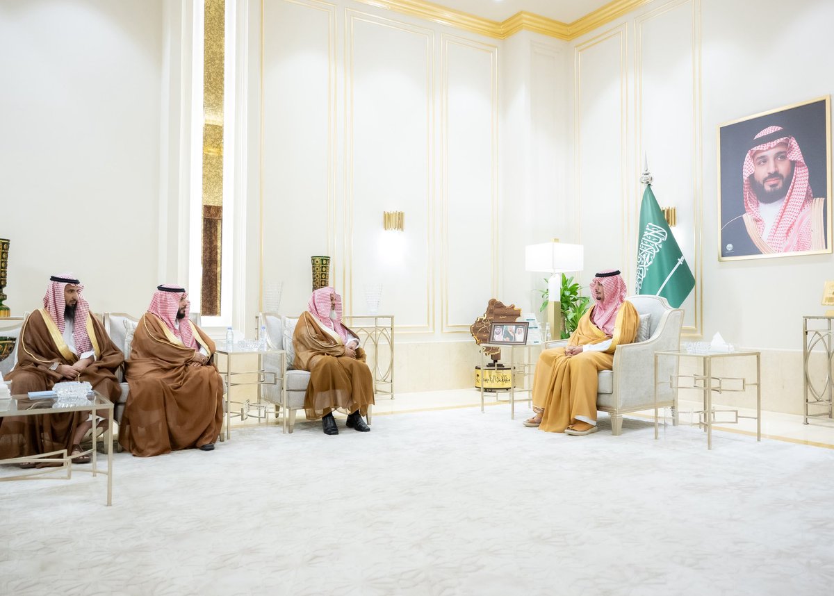 Emara_Albaha's tweet photo. سمو نائب أمير منطقة #الباحة يطّلع خلال استقباله مدير عام فرع هيئة الأمر بالمعروف والنهي عن المنكر على التقرير السنوي للفرع.

#إمارة_منطقة_الباحة https://t.co/XlyOGlqHWd
