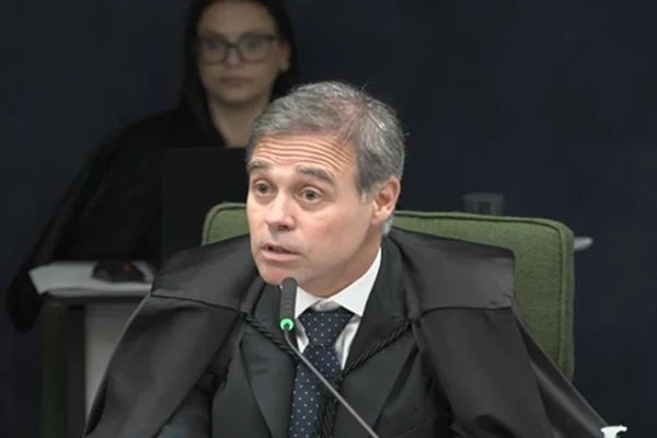 Luis16363936550's tweet photo. Master: O pedido da PF que André Mendonça negou na operação sobre Cláudio Castro. Investigadores captaram imagens do ex-governador do RJ saindo de escritório com mochilas na véspera de operação; ministro do STF disse não ter identificado obstrução de Justiça (O Globo) https://t.co/7XMBhlSWMp