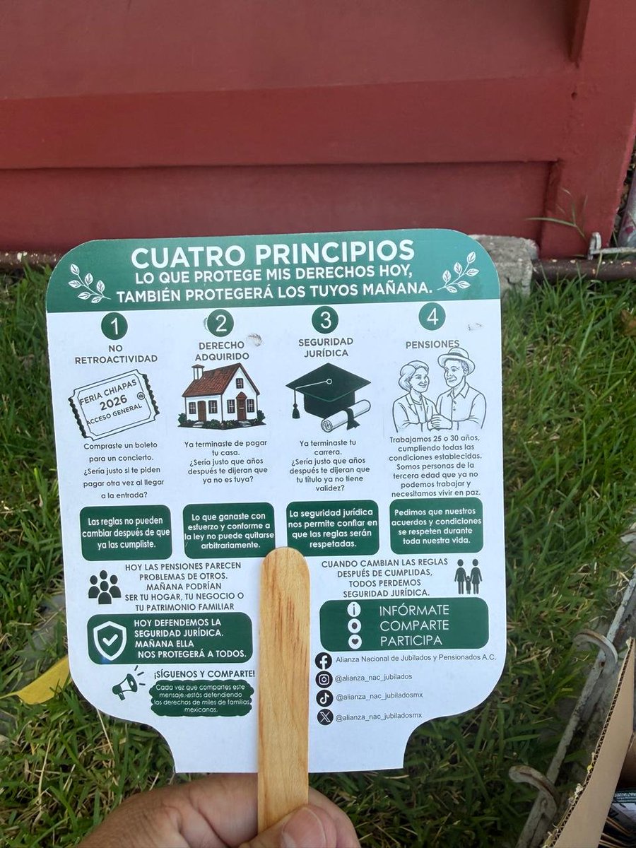 rnjubiladoscfe's tweet photo. Chiapas presente. En Tuxtla Gutiérrez, integrantes del Movimiento Nacional de Jubilados realizaron una manifestación pacífica, volanteo y diálogo ciudadano para informar sobre la defensa de los derechos adquiridos, la certeza jurídica y la no retroactividad en perjuicio. https://t.co/0M1DtGPXiY