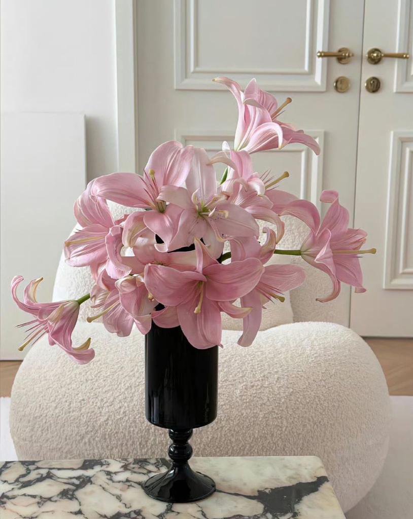 phollukidukaan's tweet photo. Peonies or Lilies https://t.co/rPkZNyMqcD