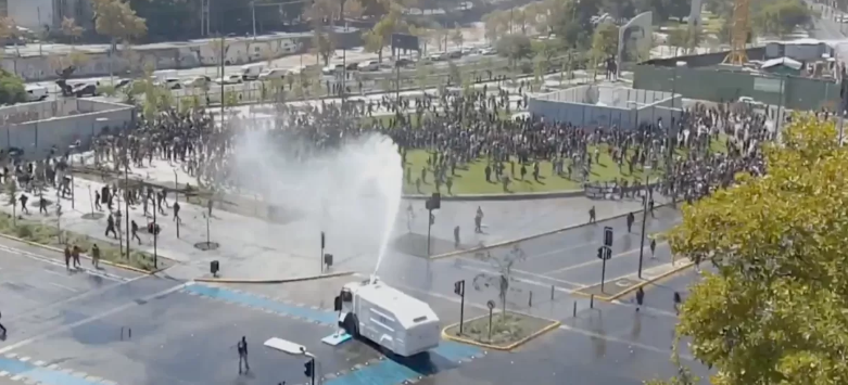 HQGatica's tweet photo. Hay manifestaciones de estudiantes en Santiago y otras ciudades contra las malas políticas de este remedo de gobierno y a la embecilidad del "escucha los latidos". 
LOS MEDIOS DE COMUNICACIÓN NO ESTÁN CUBRIENDO ESTAS MANIFESTACIONES, BLINDANDO ASÍ,  A ESTE MAL GOBIERNO. https://t.co/Yj2x66qpZ7