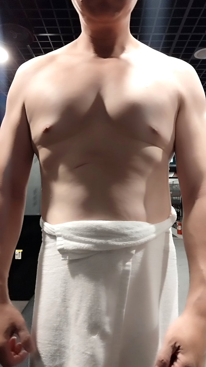 kkshcn's tweet photo. 今晚運動完洗澡前的紀錄。
但為什麼總感覺拍照總比自己在鏡子裡看到的要壯？
因為光線和角度嗎？ https://t.co/ns9H47Vwn6