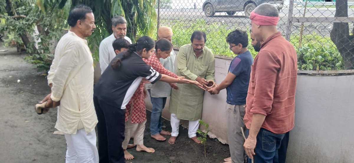 Pradeeppandeyuj's tweet photo. श्रावण मास के तृतीय दिवस पर सांवेर में डॉक्टर कृष्णकांत जेथ लिया की पुण्य स्मृति में बेलपत्र का पौधे का रोपण किया। https://t.co/oVHIPXTq6m