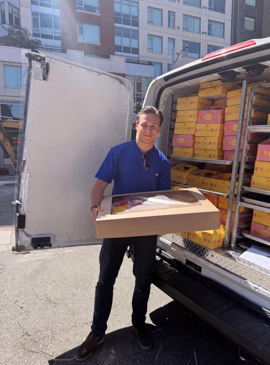 BenjaminBekken's tweet photo. A 21-year-old cake dealer got us 200k views in SF yesterday.

We printed our pitch on a cake &amp; sent it to some of the bigger VCs that might post it on socials.

The trojan horse worked.

Thanks for the ride @daymakerguy might have to include you as a service in @trynativeapp !🍰 https://t.co/eKAe5PSnfj