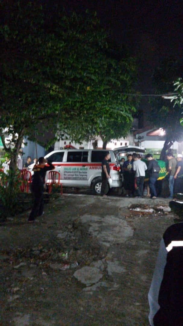 IsiKepalaRamai's tweet photo. Bapak tua di ujung kampungku meninggal Selasa subuh. Tinggal sendirian belasan tahun, anaknya kerja di luar negeri, istrinya udah lama nggak ada.
Pas jenazahnya selesai dimandiin, yang ada di rumah itu cuma tiga orang. Pak RT, tetangga sebelah, sama tukang gali kubur.
Kain kafan udah siap. Keranda nunggu di halaman. Nggak ada yang bisa gotong.

Pak RT nulis satu pesan di grup WhatsApp kampung. Nggak panjang.
"Pak Sarno meninggal. Yang bisa bantu gotong, saya tunggu di rumah beliau."
Dia sendiri nggak yakin bakal ada yang dateng. Hari kerja, jam tujuh pagi, dan hampir nggak ada warga yang kenal Pak Sarno lebih dari sekadar kakek yang duduk di teras tiap sore.

Setengah jam kemudian, halaman rumah itu penuh.
Tukang bangunan dari proyek sebelah ijin setengah jam sama mandornya. Ibu-ibu warung tutup lapak. Anak-anak SMA yang harusnya berangkat sekolah ikut berdiri di barisan belakang.
Yang gotong keranda sampe gantian empat rombongan, gara-gara kebanyakan yang mau.

Waktu diturunin ke liang, yang ngelilingin kuburan lebih dari seratus orang. Nggak ada satu pun yang bisa cerita banyak soal beliau.
Anaknya baru nyampe tiga hari kemudian. Dia nangis pas dikasih liat fotonya, bukan karena bapaknya pergi, tapi karena nggak nyangka sebanyak itu yang nganter.
Kadang orang baru tau dia punya banyak tetangga justru pas dia udah nggak bisa liat sendiri.
Darmin, Bima

cc wnmei_at