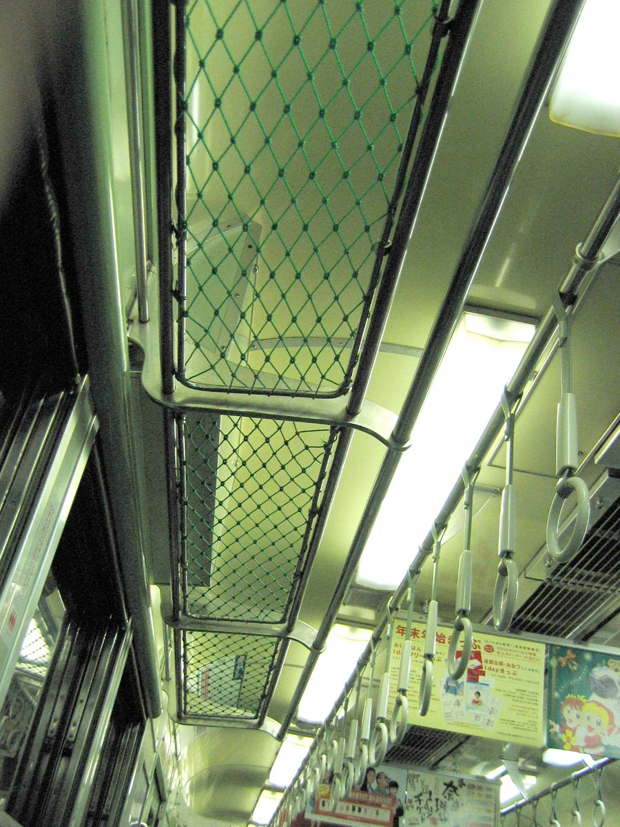 soseki1985's tweet photo. 京阪電車のちょっとだけレアな車内写真を添えて、おやすみなさい

蛍光管式の車内案内装置、訂正シールが貼られているところは地下鉄東西線開業と、鶴見緑地線→長堀鶴見緑地線への名称変更の名残ですね
優先座席は試験パターンですぐに消滅したものです https://t.co/nnbmfh3Teh