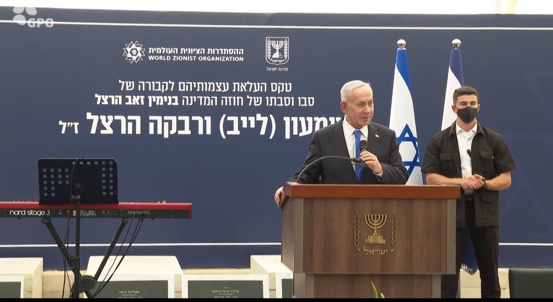 IsraelPersian's tweet photo. نخست وزیر نتانیاهو: امروز ما شنیدیم که فرمانده سپاه پاسداران، وحیدی، به صراحت قصد جمهوری اسلامی را برای ادامه توسعه سلاح‌ هسته‌ای، همانطور که خودش گفت «ادامه دادن» اعلام کرد. خب، من به عنوان نخست وزیر اسرائیل، مصمم به ادامه دادن هستم. مصمم به جلوگیری از دستیابی جمهوری اسلامی به سلاح‌ هسته‌ای.

و می‌خواهم این را روشن کنم - پرزیدنت ترامپ دوست بزرگ ما، بزرگترین دوستی است که در کاخ سفید داشتیم. و ایالات متحده،  متحد بزرگ ماست و همه این را درک می‌کنند، ما از تلاش‌های مشترک خود و ایالات متحده علیه جاه‌طلبی‌های هسته‌ای ایران بسیار قدردانی می‌کنیم.

همچنین می‌خواهم این را روشن کنم - موجودیت اسرائیل قابل مذاکره نیست. با توافق یا بدون آن، من مصمم هستم، همه ما مصمم هستیم که هر کاری را که لازم باشد برای تضمین امنیت و آینده خود انجام دهیم.
