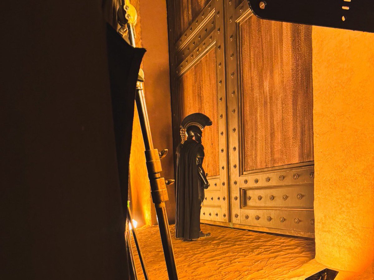 nestyNEST__'s tweet photo. LEAKED BEHIND THE SCENES pic of Benny Safdie, the actor who played Agamemnon in “The Odyssey”, chose to stay completely STILL and in character so he wouldn’t lose any aura while on break… this is acting ✅ https://t.co/lK6DDvLBFx