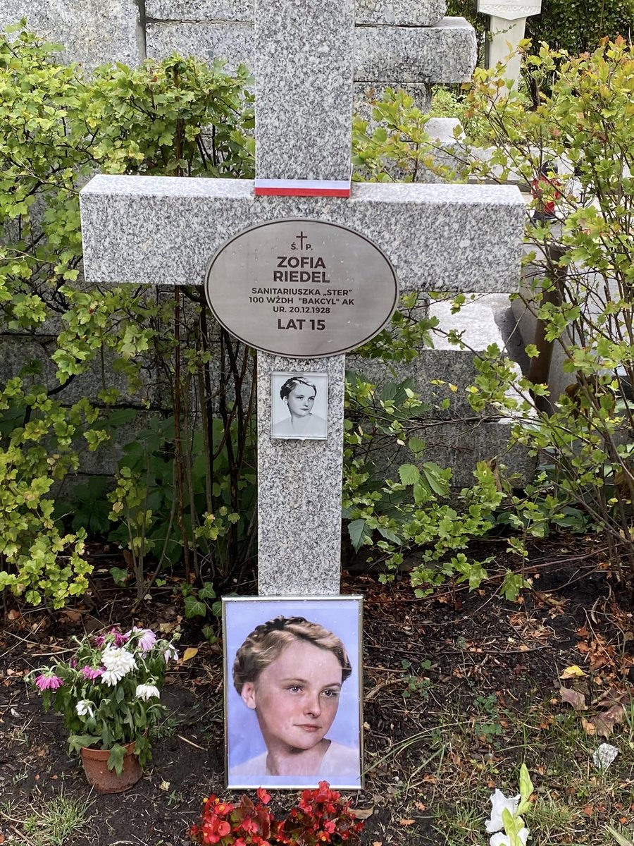 britishpoles's tweet photo. As every year, we paid tribute to 11 girl scouts aged 14-17 killed by the Germans at the Wola hospital on 5 August 1944. They were killed together with all the sick people, the doctors and nurses.
Between 5 and 7 August, the Germans murdered with unimaginable cruelty about 50-60,000 people (mostly women and children) in “The Wola Slaughter” (Rzeź Woli).
The commander of the slaughter, Heinz Reinefarth, was a respected city mayor in Germany after the war.