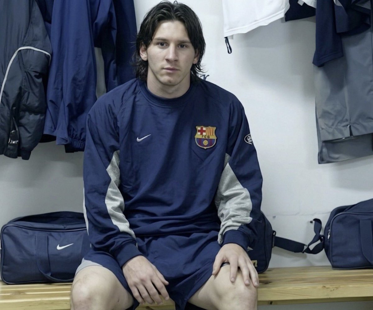 YLme10's tweet photo. Messi in the Dressing Room, 2005 https://t.co/KbrRszDCFS